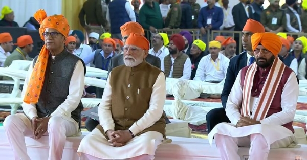 शब्द गायन सुनते प्रधानमंत्री नरेंद्र मोदी, मुख्यमंत्री नायब सैनी तथा राज्यपाल अशीम घोष