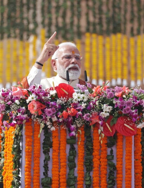 अयोध्या में ध्वजारोहण के चित्र