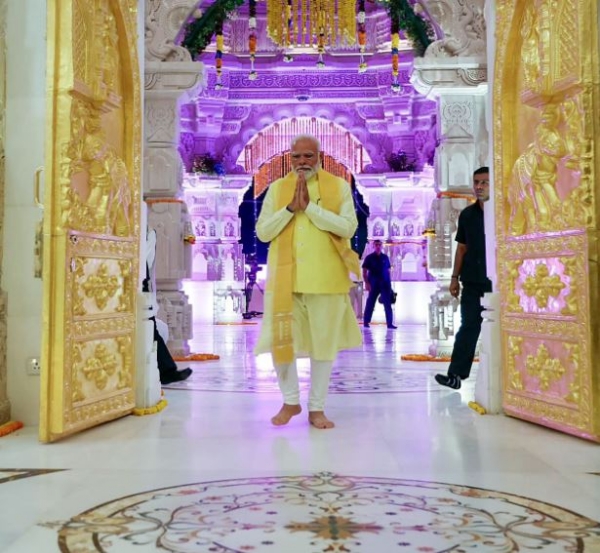मंदिर परिसर में प्रधानमंत्री नरेन्द्र मोदी