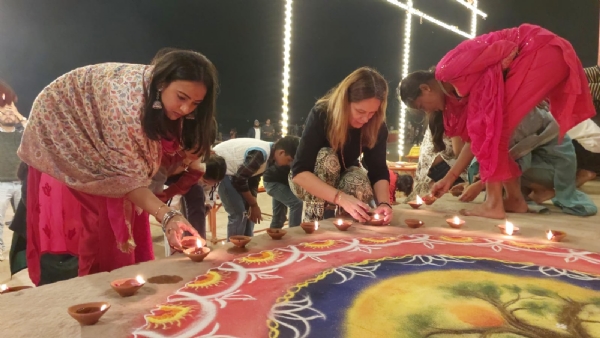 अयोध्या राम मंदिर में ध्वजारोहण पर काशी के अस्सीघाट पर दीपोत्सव