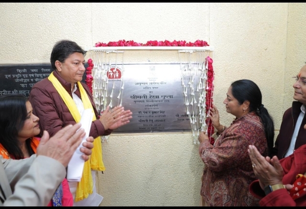 दिल्ली की मुख्यमंत्री रेखा गुप्ता आयुष्मान आरोग्य मंदिरों का शुभारंभ करते हुए। दिल्ली की मुख्यमंत्री रेखा गुप्ता आयुष्मान आरोग्य मंदिरों का शुभारंभ करते हुए।