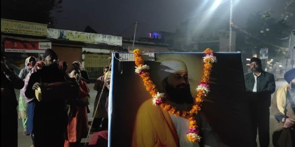 गुरुतेगबहादुरस्य शहीदी-दिवसस्य अवसरः प्राप्य औरैयानगरे प्रभातफेरी-कार्यक्रमः सम्पन्नः, येन सम्पूर्णं नगरं शबद्-कीर्तनेन गुंजायमानम् अभवत्