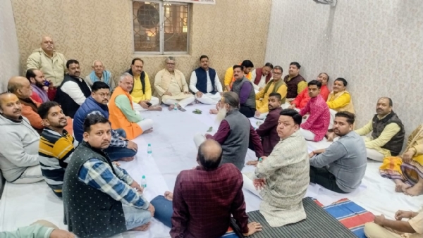 मंदिर परिसर स्थित कार्यालय में बैठक करते पारीवाल और कार्यकारिणी सदस्य।