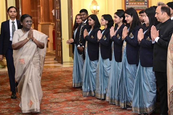 भारतीय राजस्व सेवा (कस्टम्स एवं अप्रत्यक्ष कर) के 76वें बैच के अधिकारी प्रशिक्षुओं ने मंगलवार को राष्ट्रपति द्रौपदी मुर्मु से राष्ट्रपति भवन में भेंट की।