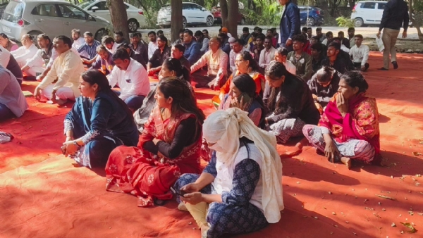 बागपत कलेक्ट्रेट पर प्रदर्शन करते हिंदू संगठन बागपत कलेक्ट्रेट पर प्रदर्शन करते हिंदू संगठन