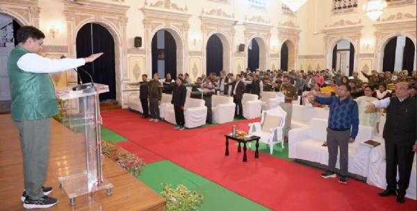 संवैधानिक कर्तव्यों की शपथ लेते राजभवन के कर्मचारी संवैधानिक कर्तव्यों की शपथ लेते राजभवन के कर्मचारी