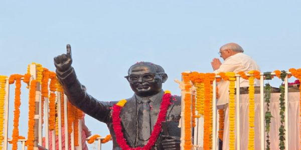 संविधानदिवसः — मुख्यमन्त्रिणा बाबासाहेब-अम्बेडकरस्य प्रतिमायां पुष्पाञ्जलिः अर्पिता