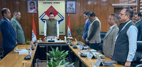 श्रद्धांजलि अर्पित करते मुख्यमंत्री धामी व अधिकारी। श्रद्धांजलि अर्पित करते मुख्यमंत्री धामी व अधिकारी।