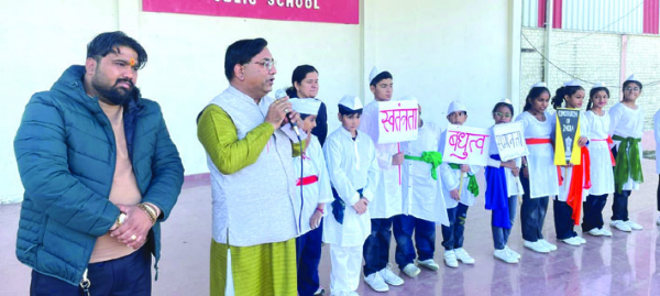 वंदे मातरम गान करते हुए वंदे मातरम गान करते हुए