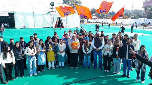 परेड ग्रांउड में जल कलश का स्वागत करते अभाविप के कार्यकर्ता।