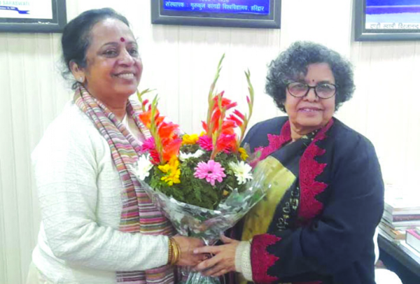 पदभार ग्रहण करती हुई कुलपति प्रो. प्रतिभा मेहता लूथरा