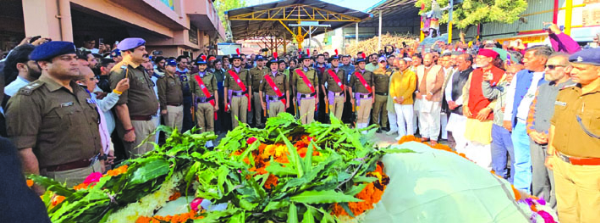श्रद्धांजलि अर्पित करते हुए श्रद्धांजलि अर्पित करते हुए