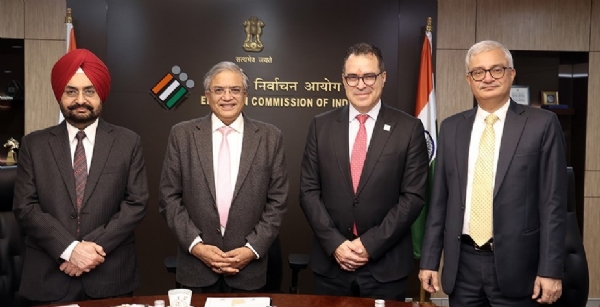 ज्ञानेश कुमार अन्य चुनाव आयुक्त के साथ