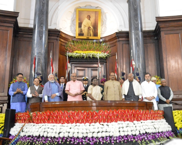 संविधान सदन में राष्ट्रपति के साथ अन्य नेता संविधान सदन में राष्ट्रपति के साथ अन्य नेता