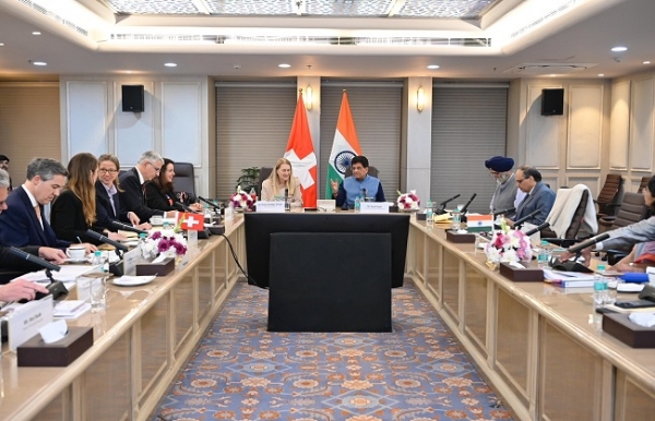 स्विट्जरलैंड की आर्थिक मामलों की राज्य सचिव हेलेन बुडिलगर आर्टिडा से बातचीत करते पीयूष गोयल स्विट्जरलैंड की आर्थिक मामलों की राज्य सचिव हेलेन बुडिलगर आर्टिडा से बातचीत करते पीयूष गोयल