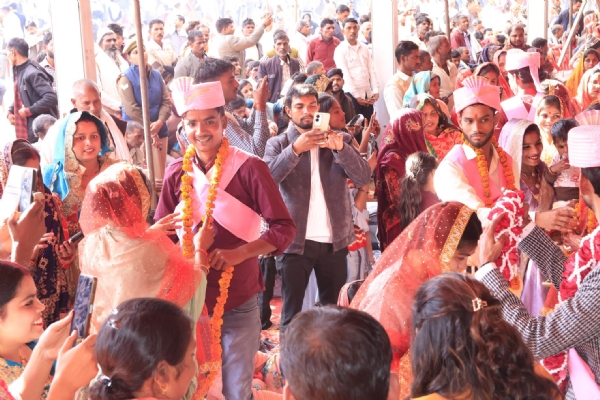 बरेली कॉलेज मैदान में मुख्यमंत्री सामूहिक विवाह योजना के तहत वैदिक मंत्रोच्चार और निकाह की रस्मों के बीच विवाह बंधन में बंधते नवविवाहित जोड़े। बरेली कॉलेज मैदान में मुख्यमंत्री सामूहिक विवाह योजना के तहत वैदिक मंत्रोच्चार और निकाह की रस्मों के बीच विवाह बंधन में बंधते नवविवाहित जोड़े।