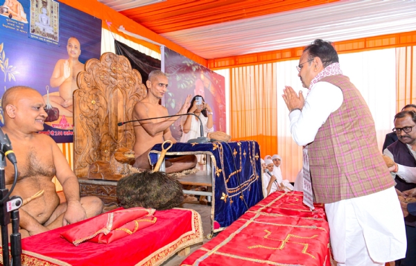 मुख्यमंत्री भजनलाल शर्मा जैन मुनि के दर्शन करते हुए। मुख्यमंत्री भजनलाल शर्मा जैन मुनि के दर्शन करते हुए।