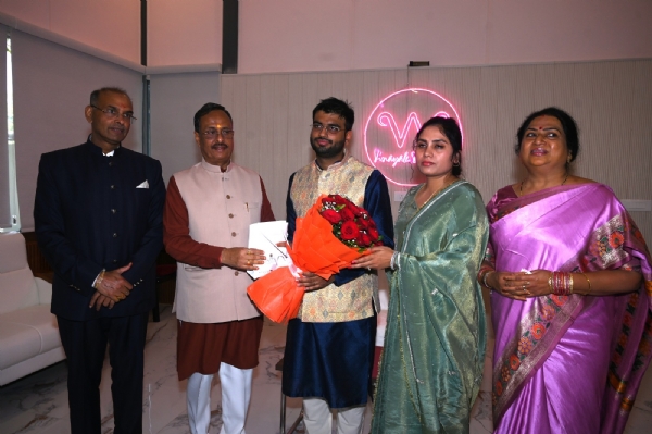 आशीर्वाद कार्यक्रम के दौरान पूर्व उप मुख्यमंत्री डॉ दिनेश शर्मा व अन्य का छायाचित्र आशीर्वाद कार्यक्रम के दौरान पूर्व उप मुख्यमंत्री डॉ दिनेश शर्मा व अन्य का छायाचित्र