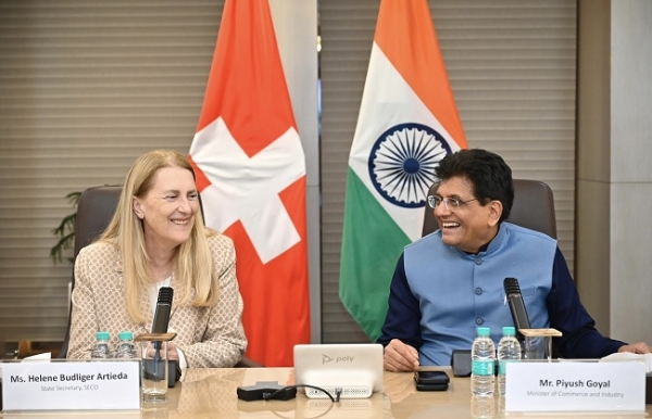 स्विट्जरलैंड की आर्थिक मामलों की राज्य सचिव हेलेन बुडिलगर आर्टिडा से बातचीत करते पीयूष गोयल स्विट्जरलैंड की आर्थिक मामलों की राज्य सचिव हेलेन बुडिलगर आर्टिडा से बातचीत करते पीयूष गोयल