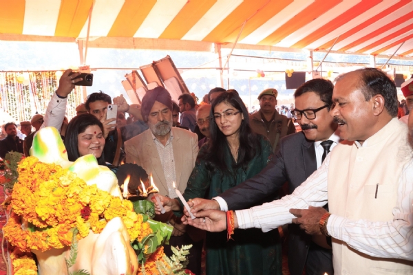 सामूहिक विवाह समारोह के उद्घाटन के दौरान मंच पर मौजूद अधिकारी और अतिथि दीप प्रज्ज्वलित करते हुए। सामूहिक विवाह समारोह के उद्घाटन के दौरान मंच पर मौजूद अधिकारी और अतिथि दीप प्रज्ज्वलित करते हुए।