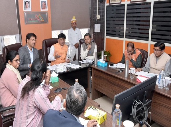 विभागीय कार्यों की विस्तृत समीक्षा बैठक करते राज्यमंत्री कपिल देव अग्रवाल विभागीय कार्यों की विस्तृत समीक्षा बैठक करते राज्यमंत्री कपिल देव अग्रवाल