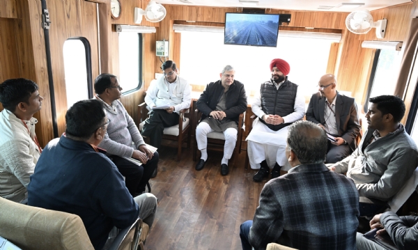 रेल  अश्विनी वैष्णव और रेल राज्य मंत्री रवनीत सिंह दिल्ली से चंडीगढ़ तक विंडो ट्रेलिंग इंस्पेक्शन के दौरान