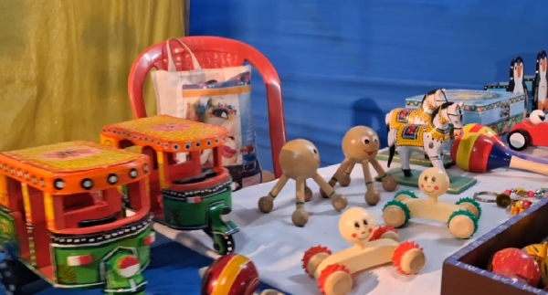 पारंपरिक काठ के खिलौने पारंपरिक काठ के खिलौने