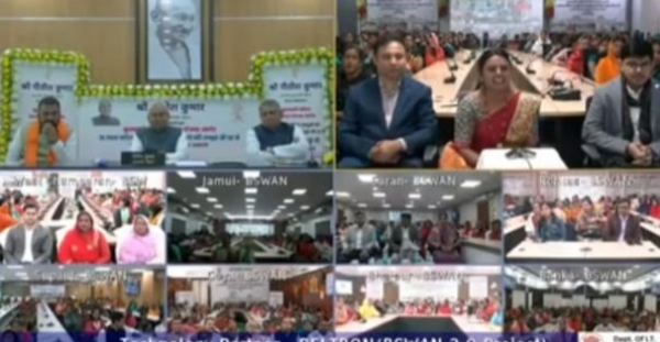 मुख्यमंत्री नीतीश द्वारा दस लाख महिलाओ के खाते में दस हजार रुपए हस्तांतरित करते हुए मुख्यमंत्री नीतीश द्वारा दस लाख महिलाओ के खाते में दस हजार रुपए हस्तांतरित करते हुए