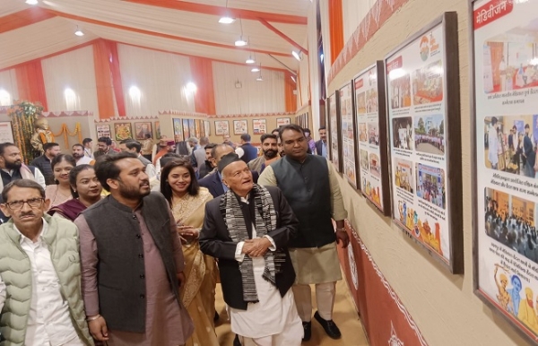 महाराष्ट्र के पूर्व राज्यपाल और उत्तराखंड के पूर्व मुख्यमंत्री विदयार्थी परिषद के अधिवेशन में लगाए गए प्रदर्शन का अवलोकन करते।