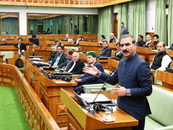 मुख्यमंत्री सदन में जानकारी देते हुए।