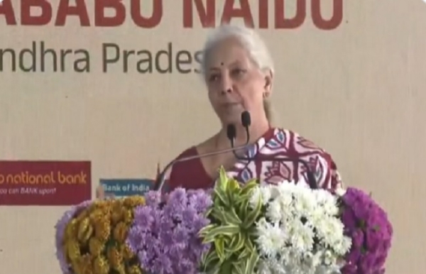 अमरावती में बैंक व बीमा कार्यालयों की रखी आधारशिला रखते सीतारमण अमरावती में बैंक व बीमा कार्यालयों की रखी आधारशिला रखते सीतारमण