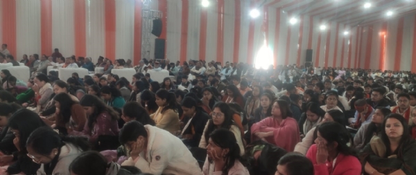 अधिवेशन में मौजूद देश के विभिन्न प्रांतों से आए छात्र-छात्राएं। अधिवेशन में मौजूद देश के विभिन्न प्रांतों से आए छात्र-छात्राएं।