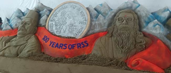 मुख्य पंडाल में रेत से उकेरे गए डाॅ हेडगेवार व गु्रूजी के चित्र।