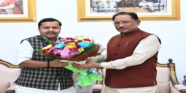 रायपुरम् : मुख्यमन्त्रिणा सायेन बिहारस्य पथनिर्माणमन्त्रिणा नितिननवीनेन सौजन्यमेलनं विहितम्