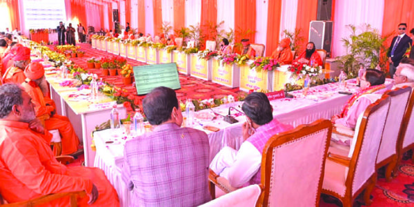 आवाहनअखाड़ायाः प्रतिनिधयो मुख्यमंत्रिणा उपवेशनाद्बहिः निष्कासिताः, संतजनेषु रोषः