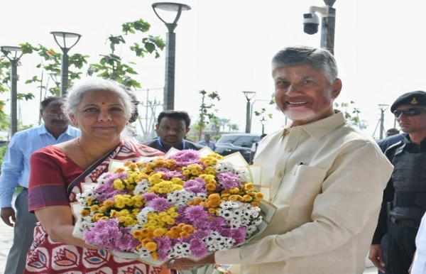 अमरावती में बैंक व बीमा कार्यालयों की रखी आधारशिला रखते सीतारमण अमरावती में बैंक व बीमा कार्यालयों की रखी आधारशिला रखते सीतारमण