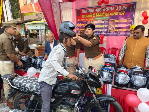 हेलमेट पहनाती एएसपी