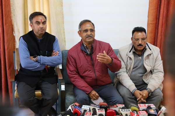 पत्रकार वार्ता को सम्बोधित करते हुए भाजपा नेता रणधीर शर्मा। पत्रकार वार्ता को सम्बोधित करते हुए भाजपा नेता रणधीर शर्मा।