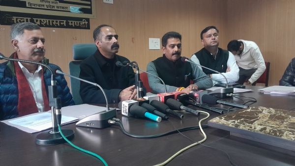 मंडी में पत्रकारों से बात करते हुए अनिरूद्ध सिंह व राजेश धर्माणी।