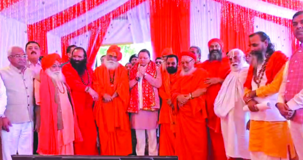 संतों के साथ बैठक के दौरान सीएम धामी संतों के साथ बैठक के दौरान सीएम धामी