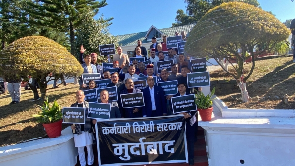 प्रदर्शन करते हुए विधायक।