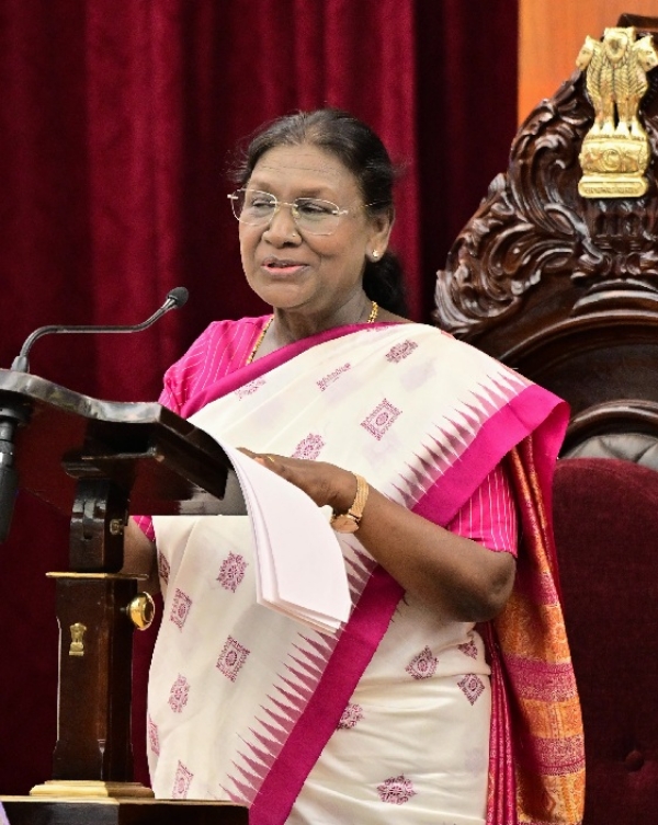 राष्ट्रपति द्रौपदी मुर्मु ओडिशा और उत्तर प्रदेश के दो दिवसीय दौरे का समापन आज लखनऊ में करेंगी। दौरे के प्रथम दिन गुरुवार को उन्होंने ओडिशा विधानसभा के सदस्यों को संबोधित किया। फोटो - पीआईबी राष्ट्रपति द्रौपदी मुर्मु ओडिशा और उत्तर प्रदेश के दो दिवसीय दौरे का समापन आज लखनऊ में करेंगी। दौरे के प्रथम दिन गुरुवार को उन्होंने ओडिशा विधानसभा के सदस्यों को संबोधित किया। फोटो - पीआईबी
