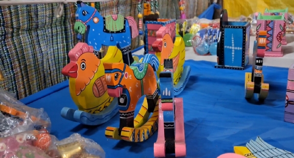 पारंपरिक काठ के खिलौने पारंपरिक काठ के खिलौने