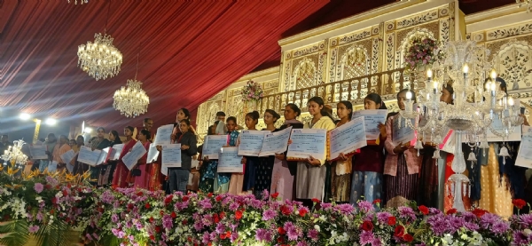 सभी कन्याएं हाथों में चेक लिए हुए