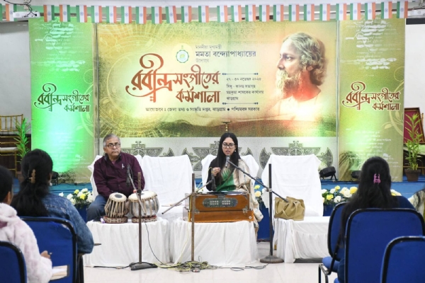 झाड़ग्राम में रवीन्द्र-संगीत कार्यशाला के दूसरे दिन प्रशिक्षण देते ऐतिह्य रॉय और अनीत दास।