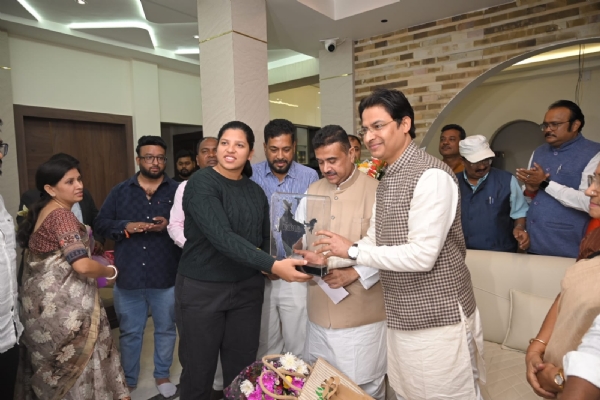 ऋचा को सम्मानित करते शुभेंदु अधिकारी और राजू बिष्ट ऋचा को सम्मानित करते शुभेंदु अधिकारी और राजू बिष्ट