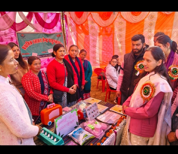 पौड़ी के जनता इंटर कॉलेज लवाली परिसर में बहुउद्देशीय शिविर का ग्रामीणों से जानकारी देती ब्लॉक प्रमुख अस्मिता नेगी