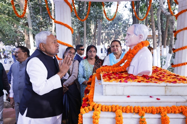 मुख्यमंत्री अपने पिता को पुन्य तिथि पर श्रद्धांजलि अर्पित करते हुए