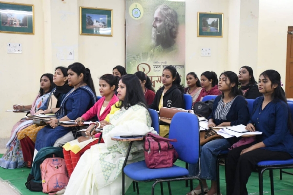 झाड़ग्राम में रवीन्द्र-संगीत कार्यशाला के दूसरे दिन प्रशिक्षण देते ऐतिह्य रॉय और अनीत दास।