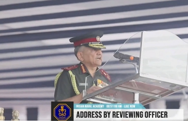 केरल के एझिमाला में पासिंग आउट परेड को संबोधित करते सीडीएस जनरल अनिल चौहान